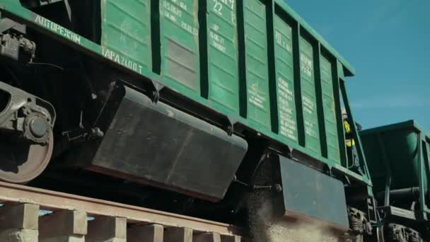 火车已到达目的地,该把货物卸下了. — 图库视频影像