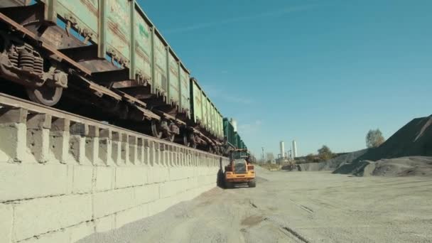 El tractor en amarillo está a la espera de que el producto se libere completamente . — Vídeo de stock