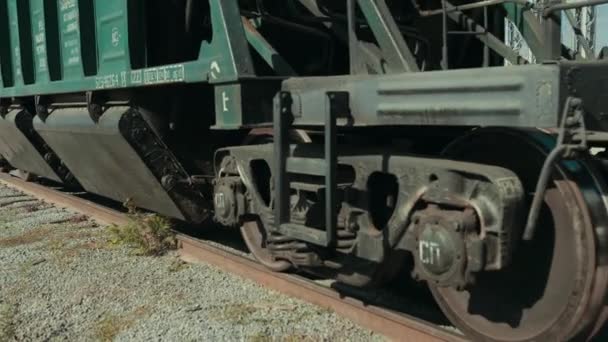 Колеса поезда можно увидеть в этом клипе . — стоковое видео
