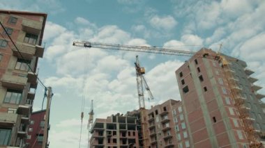 Demir çubuklar malzeme ve işçilerin dolaşımında kullanıldı..