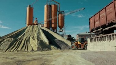 Sarı traktör ürünü aldı ve şimdi fabrikaya bırakıyor..