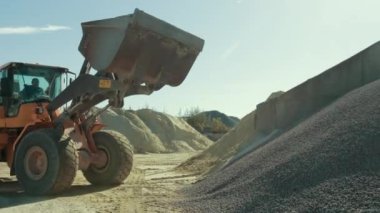 Sarı traktör işini çok iyi yapıyor ve ürünü hızla bırakıyor..