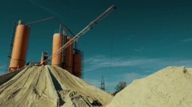 Demir levha yukarı doğru kayıyor ve zincir yukarı çekiyor..