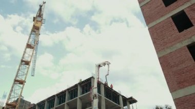 İşçiler ve makineler çok işbirliği içinde çalışıyorlar..