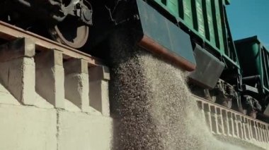 Tren hareket etti ve şimdi ikinci kutu ürün gübrelerini serbest bırakıyor..