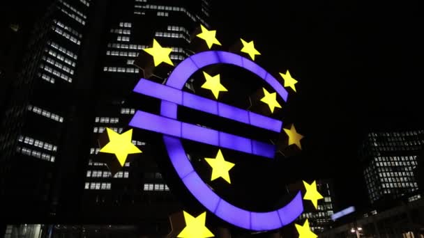 Rzeźba znak euro we Frankfurcie, Niemcy. Europa, niebiesko-żółty symbol euro — Wideo stockowe