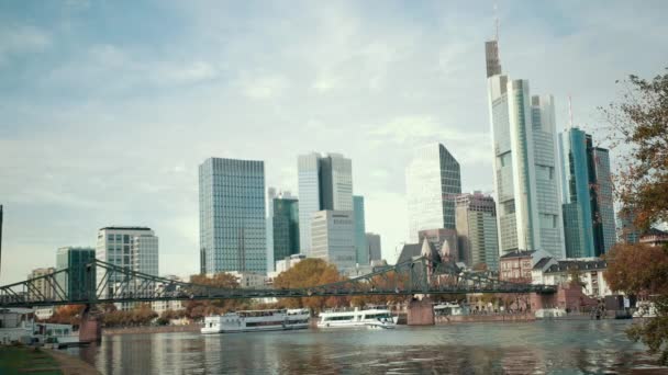 Panorama van de metropool met wolkenkrabbers rivier en Park. Duitsland, Frankfurt. — Stockvideo