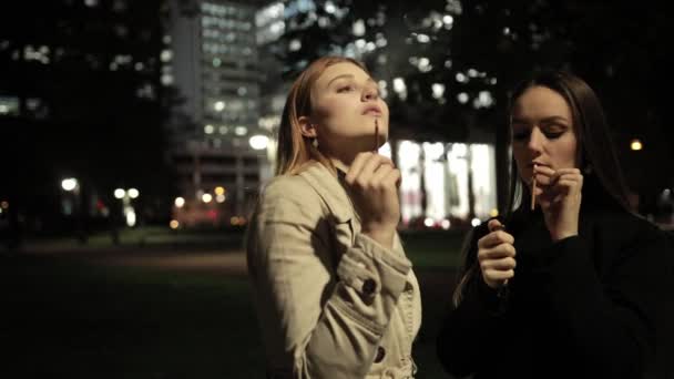 Barna nő meggyújtja a cigarettát és belélegzi a füstöt a tüdejébe. — Stock videók
