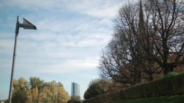 Gökdelenler nehri ve parkı olan metropolün panoraması. Almanya, Frankfurt