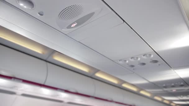 Teto da cabine de avião com alto-falante de carga, sem sinal de fumaça . — Vídeo de Stock