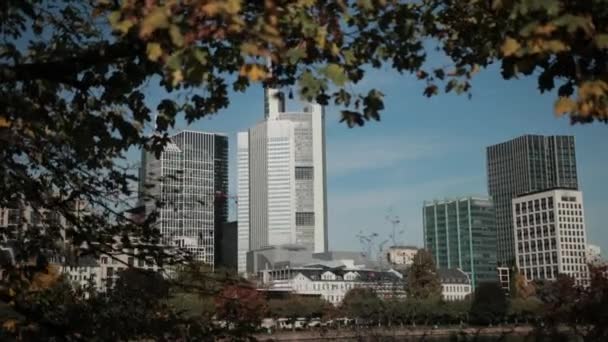 Panorama van de moderne metropool met hoge huizen en zakelijke centra — Stockvideo