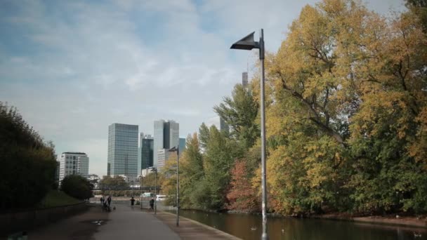 Панорама метрополісу з хмарочосами річки і парку. Німеччина, Франкфурт. — стокове відео