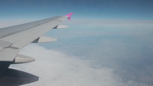 Z okna letadla není vidět horizont, mraky pod letadlem. — Stock video