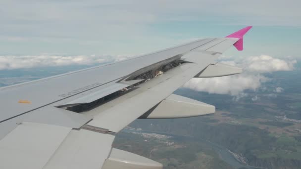 Sehr schöner Blick vom Beleuchter des Flugzeugs auf Wolken, Boden. — Stockvideo