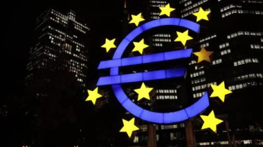 Frankfurt 'taki gökdelenlerin ve iş merkezlerinin arka planında Euro sembolü