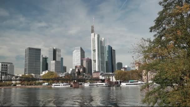 Panoráma a metropolisz felhőkarcolók folyó és Park. Németország, Frankfurt. — Stock videók