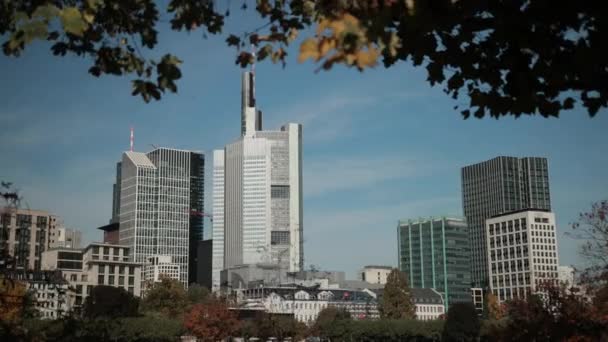 Panorama della moderna metropoli con case alte e centri commerciali — Video Stock