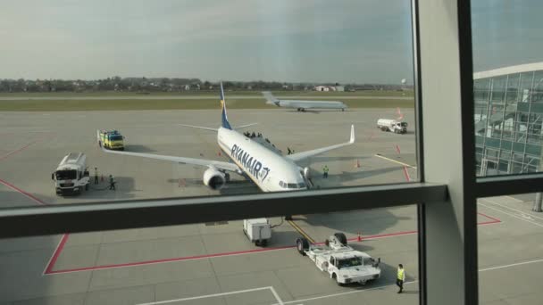 Workers are checking systems of airplane before departure. — Stock Video