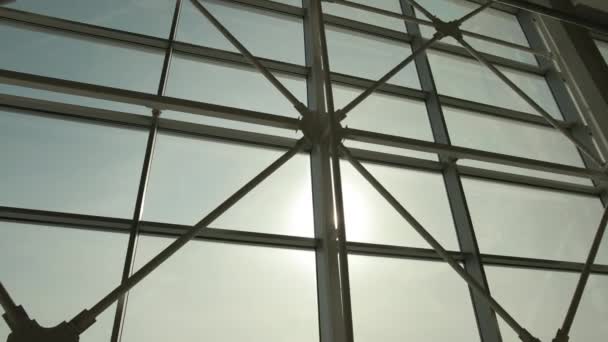 金属梁和玻璃的漂亮工业建筑. — 图库视频影像