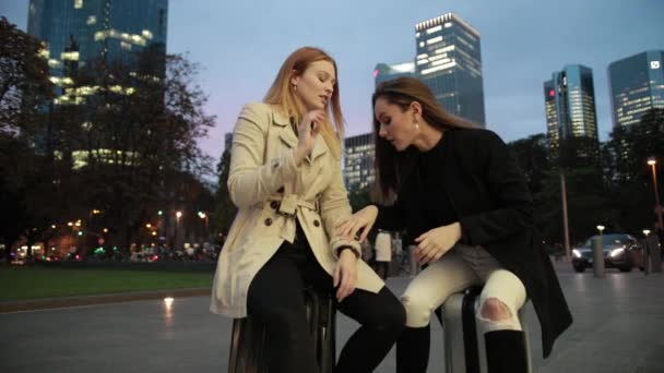 Femme aux cheveux roux est triste, regardant Apple Watch sur son poignet . — Video