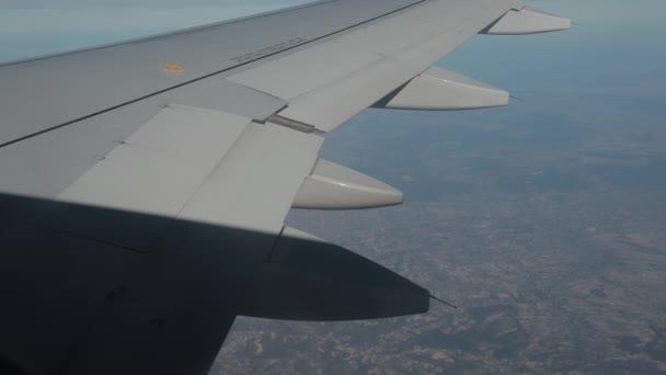 Πτήση με αεροπλάνο, μεγάλο υψόμετρο, πτέρυγα closeup του αεροσκάφους. — Αρχείο Βίντεο