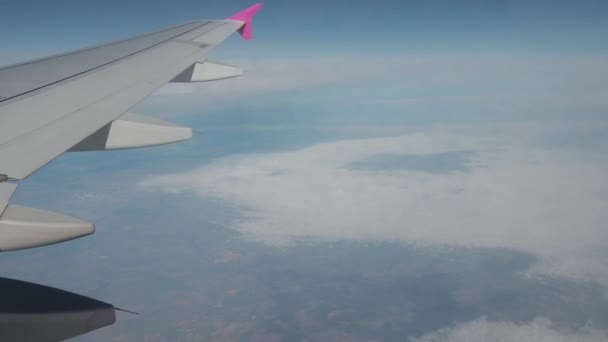 Blick durch schmutzige Flugzeugfenster in den Himmel, ferner Boden. — Stockvideo