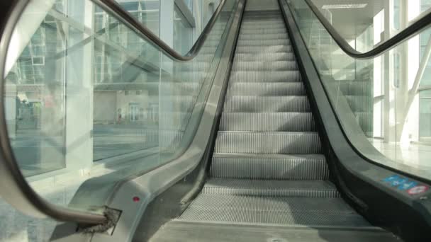Сучасний сталевий і скляний ліфт спускається всередину терміналу аеропорту . — стокове відео
