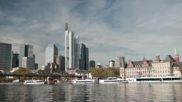Panoráma a metropolisz felhőkarcolók folyó és Park. Németország, Frankfurt. — Stock videók