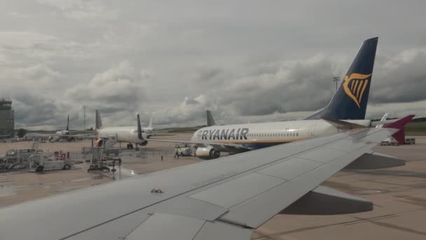 Llegada de aviones al aeropuerto cerca del avión de Ryanair Airlines . — Vídeos de Stock