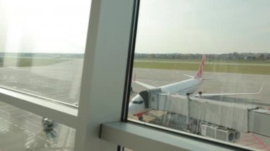 Jet Köprüsü 'nden uçağa bineceğiz. Uçağın yanına yüklenmeye hazır..