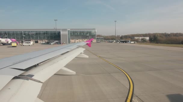 Aereo sta lasciando terra, decolla pista di asfalto di aeroporto . — Video Stock