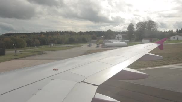 Los aviones están montando, girando en la pista, terminando su aterrizaje . — Vídeo de stock