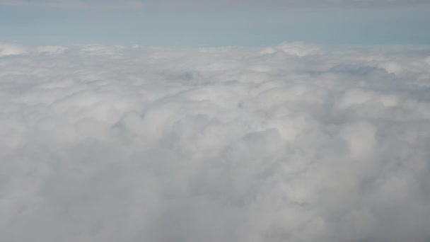 Voando acima de nuvens brancas fofas no céu . — Vídeo de Stock