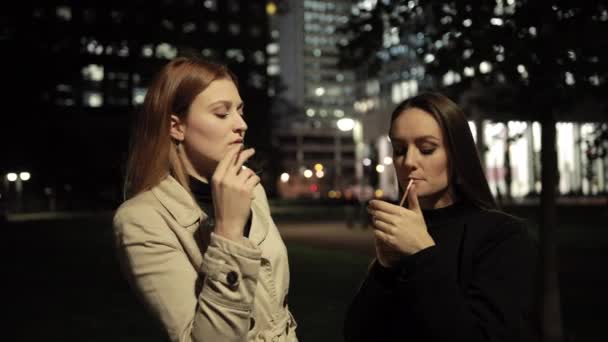 Brunette femme allume cigarette et inhale de la fumée dans ses poumons . — Video