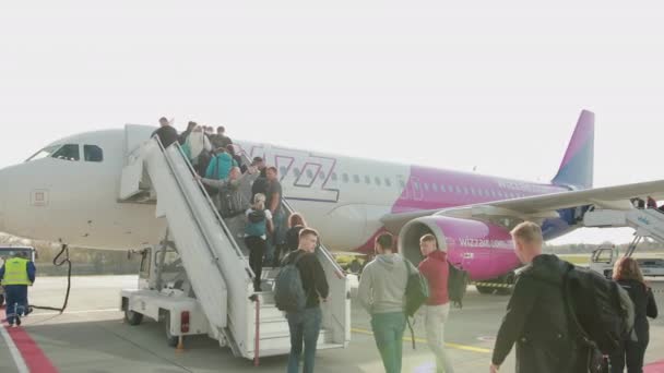 Penumpang yang naik WizzAir Airlines pesawat pada siang hari . — Stok Video