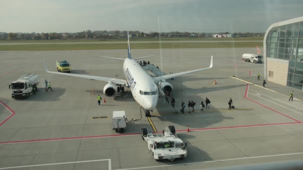 Passagiere beenden Flugzeug mit Gepäck vorne, Hintereingang. — Stockvideo