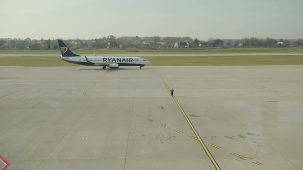 Plane of Ryanair Airlines їде на злітно-посадковій смузі перед від'їздом.. — стокове відео