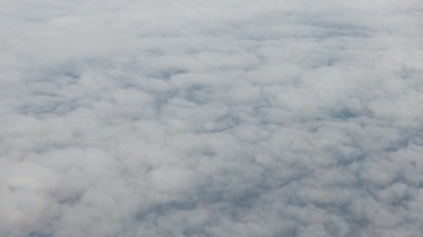 Uitzicht op prachtige witte wolken in de lucht van bovenaf. — Stockvideo