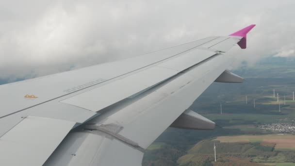 Geweldig uitzicht vanuit vliegtuig raam op velden, bossen, windmolens. — Stockvideo