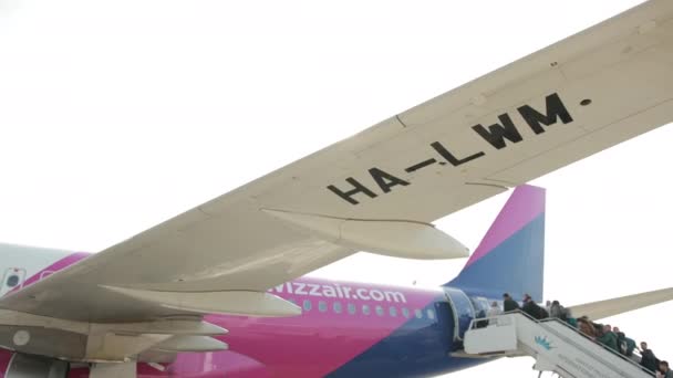 Появилось видео крыла самолета авиакомпании WizzAir с вспышкой от солнца . — стоковое видео