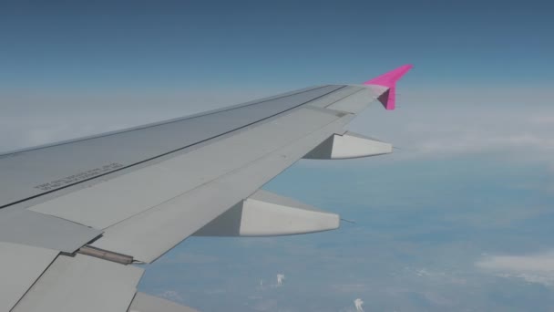 Zeer mooi uitzicht vanaf de verlichter van het vliegtuig op wolken, grond. — Stockvideo