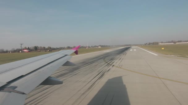 Airplane is turning, entering main runway for taking off. — Stock Video