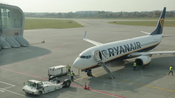 Cuatro trabajadores están comprobando los sistemas antes de la salida, avión está listo para el vuelo . — Vídeos de Stock