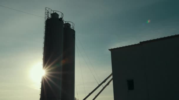 夜の太陽は産業の塔や植物をカバーしています. — ストック動画