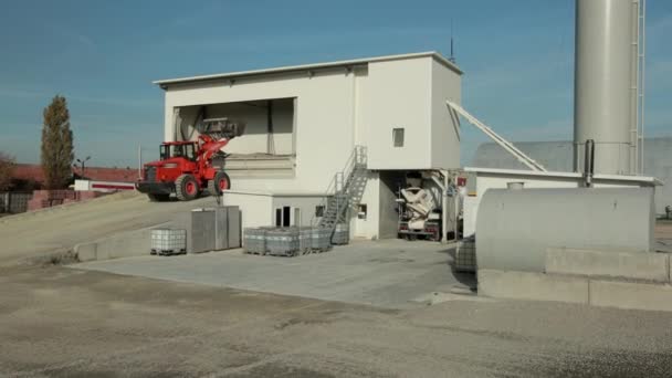 Tractor kan worden gezien laten vallen product in de opslag container die dak heeft. — Stockvideo