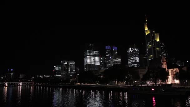 Vue sur le lac pour que les gens regardent toute la ville à la fois . — Video