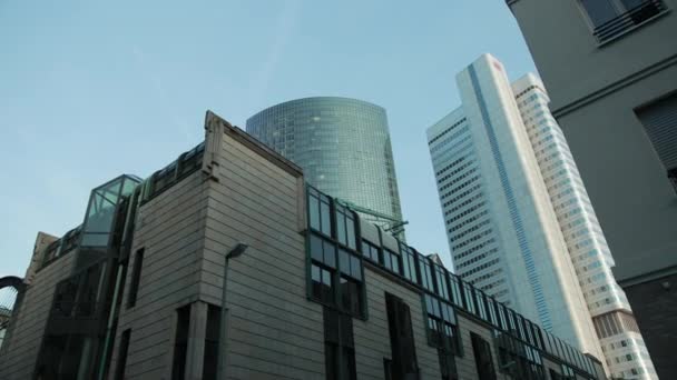 Apartamentos adoráveis e agradáveis, além de edifícios altos em Frankfurt . — Vídeo de Stock