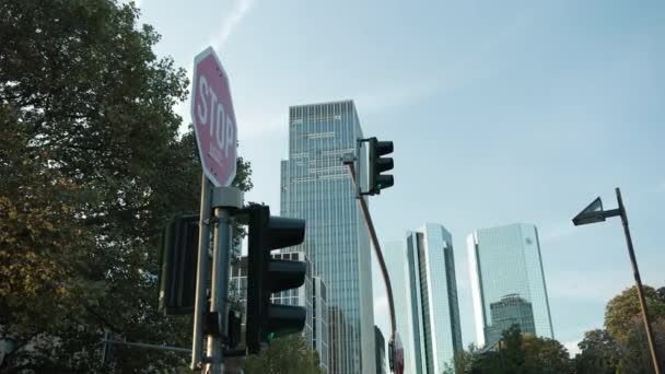 Очаровательные сцены Франкфурта, как сигнал зеленого трафика продолжается . — стоковое видео