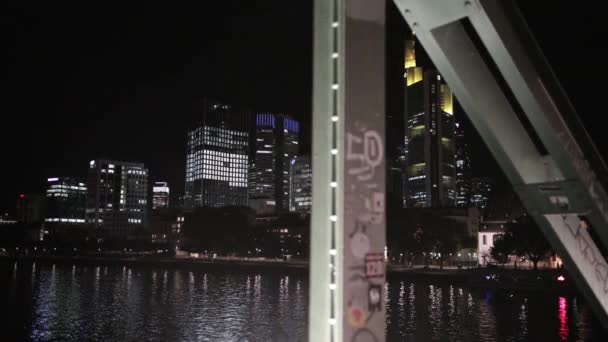 Una vista desde el interior del puente ya que se ve muy fascinante desde aquí . — Vídeos de Stock