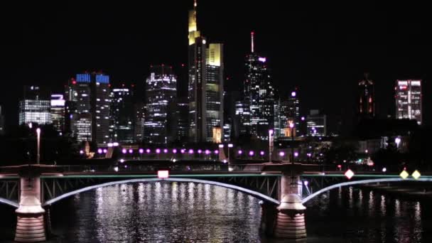 Exiciting scenes of Frankfurt at night along bridge and lake. — ストック動画